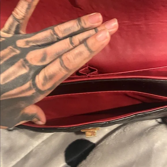 Elegant Black Quilted w/gold /hardware Chain Shoulder Bag - Picture 12 of 16